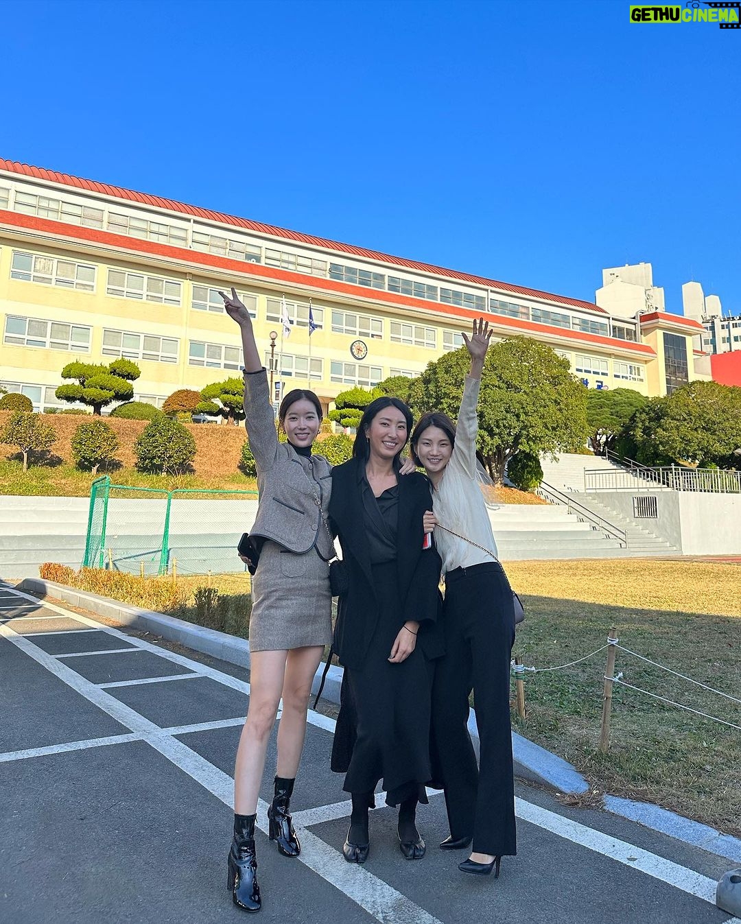 Im Soo-hyang Instagram - 초등학교친구 결혼식가서 눈물의 축사 후 동창들끼리 가본 모교 노란 스쿨버스 추억돋아🥹 나는 4호차 반장이었지 떠드는 애들 이름 적고 그랬는데말야