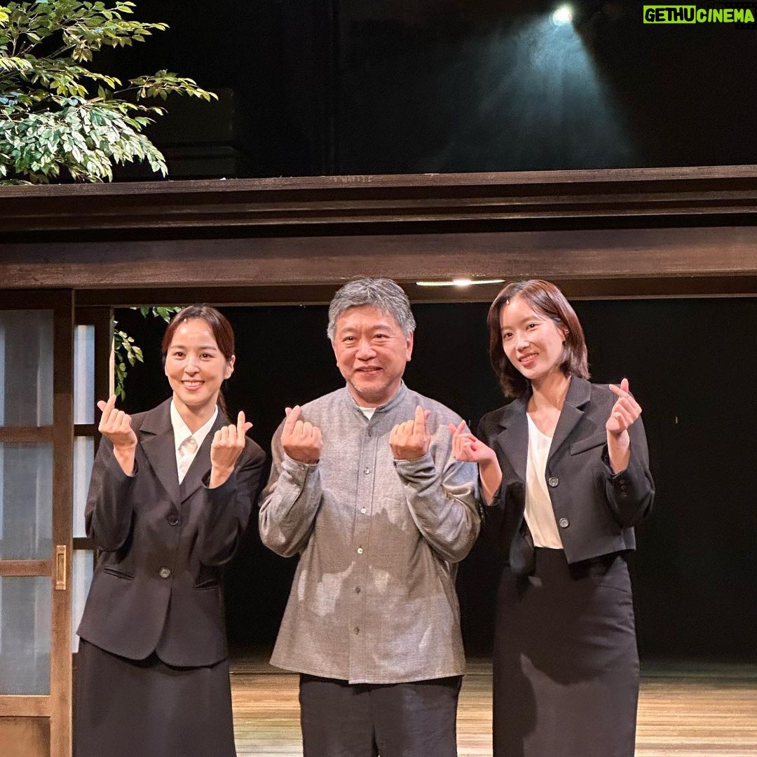 Im Soo-hyang Instagram - 그리고 팬심으로 올려보는 고레에다 히로카즈 감독님과의 만남 🥹 좋은 말씀 많이 해주시고 애정하시는게 느껴져서 너무 감사했었더랬다 무엇보다 애드립으로 탄생한 요시노의 명함장면를 최애씬이라 말씀해주셔서 감격했었던… 😭😭💗 Feat. 감독님앞에서 세상 수줍은 소녀가 되는 우리 천재준우연출님 잠시만 안녕 요시노 저는 또 좋은 작품으로 찾아오도록 하겠습니다🫡