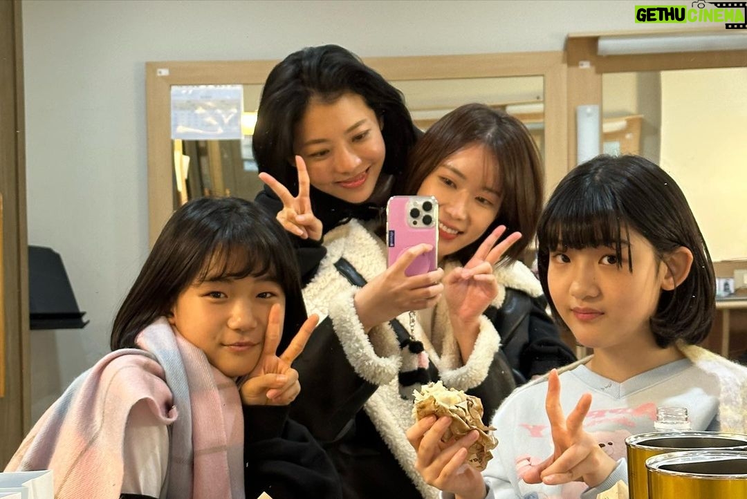 Im Soo-hyang Instagram - 초연 어제 막공을 올렸다 나의 첫 연극을 이렇게 좋은 작품 , 이렇게 좋은 제작진 ,그리고 이렇게 좋은 배우들과 함께 할 수 있었다니 … 난 정말 운이 좋은 배우 인 듯 싶다 나는 정말로 이 작품을 보면서 많이 울었다 모니터와 응원 겸 나 말고 다른 페어의 공연이나 리허설을 보고 있으면 정말 많은 생각이 들고 네 자매 그리고 가마쿠라 사람들이 살아가는 삶의 방식이 그렇게 따뜻하고 먹먹하더라 죽음을 겪은 남아있는 사람들의 이야기가 어쩌면 나의 이야기같고 내가 앞으로 어떻게 살아가야 할지 어떤 마음가짐으로 나아가야할지, 풀리지 않는 퍼즐의 한조각을 건네주는 기분이랄까 내가 받은 이 묘하고 뜻깊은 그렇지만 복잡하고 따뜻했던 이 기분을 잘 표현해서 관객들에게 드리고 싶었다. 잘 했는지는 모르겠지만..그래도 많은 분들이 잘 봐주신 것 같아 뿌듯한 마음이 든다 요시노를 연기할 수 있어서 너무 행복했다 정말 많은 분들이 공연을 보고 가주셨다 친한 지인들 부터 가족들 많은 관계자분들 많은 선배님들 후배님들까지 ..보러와주시는 것만으로도 감사한데 선물들에 좋은 이야기도 많이 해주시고 감사한마음이 많이든다 무엇보다 우리 팬들 진짜 고맙고 든든했다 사실 실제로 만날 기회가 배우들은 많지 않은데 연극하니까 팬들도 만나고 진짜 좋더라 매번 먼길 찾아와준 팬들 너무너무 고맙고 사랑한다 그리고 바닷마을다이어리 가마쿠라사람들과 함께 울고 웃어주신 우리 관객분들도 너무 감사하다 매번 커튼콜할 때 관객분들 얼굴이 비로소 보여 한분 한분 표정들을 봤었더랬다 그래도 다들 행복하고 뭉클해보이셔서 다행이라고 생각이 드는 동시에 거기서 오는 희열이 있더라 뭔가 서로 에너지를 주고 받고 교감 할 수 있었다고 해야하나?? 우리 공연의 마지막 조각은 관객이었던 것 같다 요시노의 말을 빌리자면 지금이 그런 느낌인건가 싶다 뜻하지 않게 조각하나 찾은 느낌..🤍