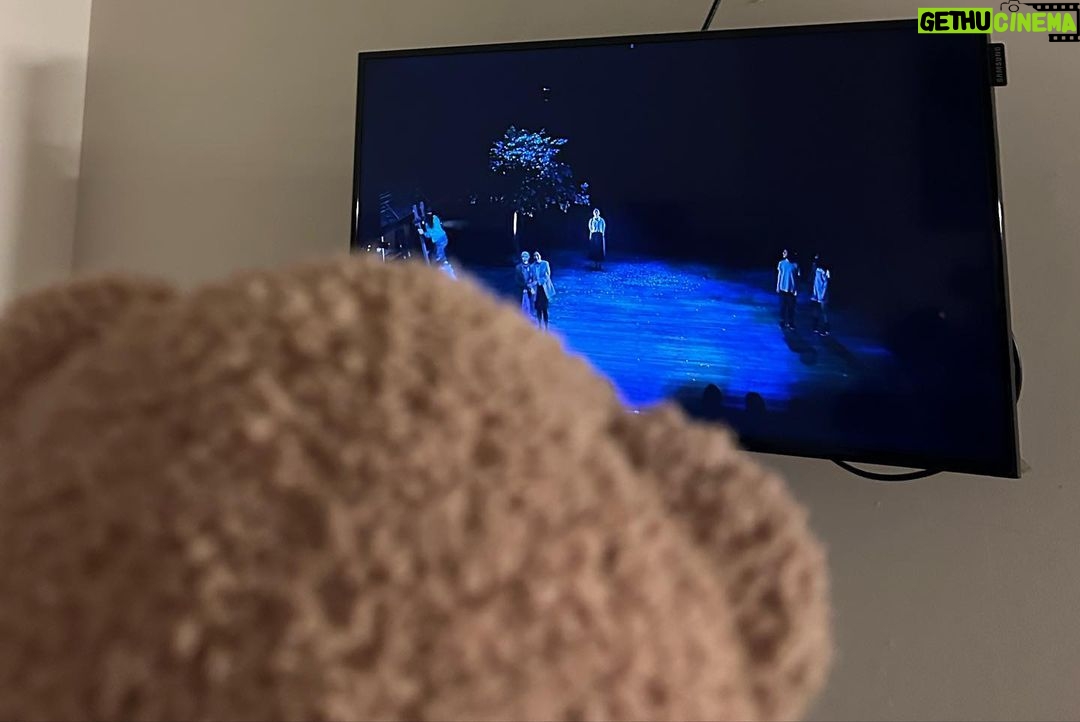 Im Soo-hyang Instagram - 초연 어제 막공을 올렸다 나의 첫 연극을 이렇게 좋은 작품 , 이렇게 좋은 제작진 ,그리고 이렇게 좋은 배우들과 함께 할 수 있었다니 … 난 정말 운이 좋은 배우 인 듯 싶다 나는 정말로 이 작품을 보면서 많이 울었다 모니터와 응원 겸 나 말고 다른 페어의 공연이나 리허설을 보고 있으면 정말 많은 생각이 들고 네 자매 그리고 가마쿠라 사람들이 살아가는 삶의 방식이 그렇게 따뜻하고 먹먹하더라 죽음을 겪은 남아있는 사람들의 이야기가 어쩌면 나의 이야기같고 내가 앞으로 어떻게 살아가야 할지 어떤 마음가짐으로 나아가야할지, 풀리지 않는 퍼즐의 한조각을 건네주는 기분이랄까 내가 받은 이 묘하고 뜻깊은 그렇지만 복잡하고 따뜻했던 이 기분을 잘 표현해서 관객들에게 드리고 싶었다. 잘 했는지는 모르겠지만..그래도 많은 분들이 잘 봐주신 것 같아 뿌듯한 마음이 든다 요시노를 연기할 수 있어서 너무 행복했다 정말 많은 분들이 공연을 보고 가주셨다 친한 지인들 부터 가족들 많은 관계자분들 많은 선배님들 후배님들까지 ..보러와주시는 것만으로도 감사한데 선물들에 좋은 이야기도 많이 해주시고 감사한마음이 많이든다 무엇보다 우리 팬들 진짜 고맙고 든든했다 사실 실제로 만날 기회가 배우들은 많지 않은데 연극하니까 팬들도 만나고 진짜 좋더라 매번 먼길 찾아와준 팬들 너무너무 고맙고 사랑한다 그리고 바닷마을다이어리 가마쿠라사람들과 함께 울고 웃어주신 우리 관객분들도 너무 감사하다 매번 커튼콜할 때 관객분들 얼굴이 비로소 보여 한분 한분 표정들을 봤었더랬다 그래도 다들 행복하고 뭉클해보이셔서 다행이라고 생각이 드는 동시에 거기서 오는 희열이 있더라 뭔가 서로 에너지를 주고 받고 교감 할 수 있었다고 해야하나?? 우리 공연의 마지막 조각은 관객이었던 것 같다 요시노의 말을 빌리자면 지금이 그런 느낌인건가 싶다 뜻하지 않게 조각하나 찾은 느낌..🤍