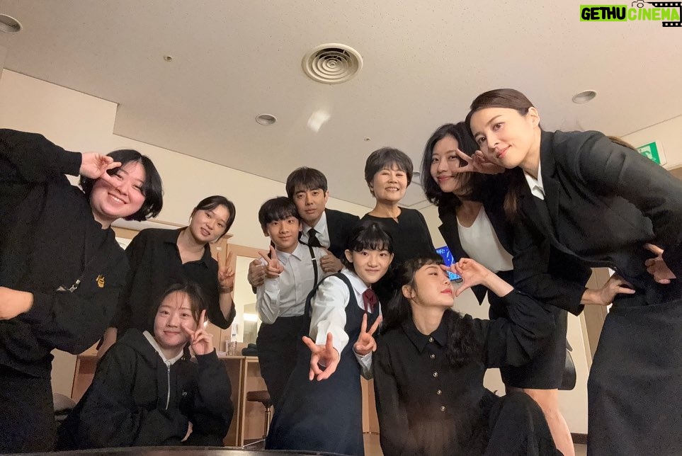 Im Soo-hyang Instagram - 초연 어제 막공을 올렸다 나의 첫 연극을 이렇게 좋은 작품 , 이렇게 좋은 제작진 ,그리고 이렇게 좋은 배우들과 함께 할 수 있었다니 … 난 정말 운이 좋은 배우 인 듯 싶다 나는 정말로 이 작품을 보면서 많이 울었다 모니터와 응원 겸 나 말고 다른 페어의 공연이나 리허설을 보고 있으면 정말 많은 생각이 들고 네 자매 그리고 가마쿠라 사람들이 살아가는 삶의 방식이 그렇게 따뜻하고 먹먹하더라 죽음을 겪은 남아있는 사람들의 이야기가 어쩌면 나의 이야기같고 내가 앞으로 어떻게 살아가야 할지 어떤 마음가짐으로 나아가야할지, 풀리지 않는 퍼즐의 한조각을 건네주는 기분이랄까 내가 받은 이 묘하고 뜻깊은 그렇지만 복잡하고 따뜻했던 이 기분을 잘 표현해서 관객들에게 드리고 싶었다. 잘 했는지는 모르겠지만..그래도 많은 분들이 잘 봐주신 것 같아 뿌듯한 마음이 든다 요시노를 연기할 수 있어서 너무 행복했다 정말 많은 분들이 공연을 보고 가주셨다 친한 지인들 부터 가족들 많은 관계자분들 많은 선배님들 후배님들까지 ..보러와주시는 것만으로도 감사한데 선물들에 좋은 이야기도 많이 해주시고 감사한마음이 많이든다 무엇보다 우리 팬들 진짜 고맙고 든든했다 사실 실제로 만날 기회가 배우들은 많지 않은데 연극하니까 팬들도 만나고 진짜 좋더라 매번 먼길 찾아와준 팬들 너무너무 고맙고 사랑한다 그리고 바닷마을다이어리 가마쿠라사람들과 함께 울고 웃어주신 우리 관객분들도 너무 감사하다 매번 커튼콜할 때 관객분들 얼굴이 비로소 보여 한분 한분 표정들을 봤었더랬다 그래도 다들 행복하고 뭉클해보이셔서 다행이라고 생각이 드는 동시에 거기서 오는 희열이 있더라 뭔가 서로 에너지를 주고 받고 교감 할 수 있었다고 해야하나?? 우리 공연의 마지막 조각은 관객이었던 것 같다 요시노의 말을 빌리자면 지금이 그런 느낌인건가 싶다 뜻하지 않게 조각하나 찾은 느낌..🤍