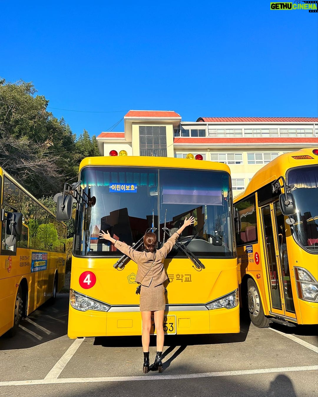 Im Soo-hyang Instagram - 초등학교친구 결혼식가서 눈물의 축사 후 동창들끼리 가본 모교 노란 스쿨버스 추억돋아🥹 나는 4호차 반장이었지 떠드는 애들 이름 적고 그랬는데말야