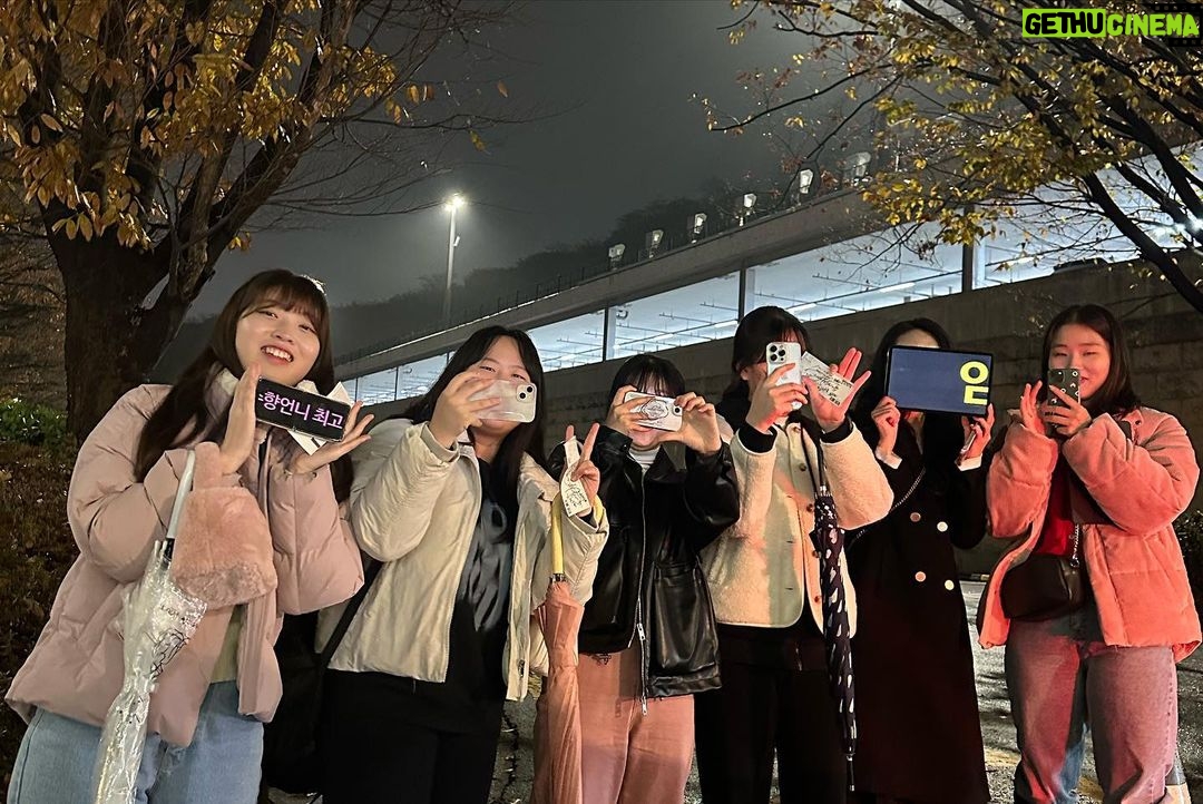 Im Soo-hyang Instagram - 초연 어제 막공을 올렸다 나의 첫 연극을 이렇게 좋은 작품 , 이렇게 좋은 제작진 ,그리고 이렇게 좋은 배우들과 함께 할 수 있었다니 … 난 정말 운이 좋은 배우 인 듯 싶다 나는 정말로 이 작품을 보면서 많이 울었다 모니터와 응원 겸 나 말고 다른 페어의 공연이나 리허설을 보고 있으면 정말 많은 생각이 들고 네 자매 그리고 가마쿠라 사람들이 살아가는 삶의 방식이 그렇게 따뜻하고 먹먹하더라 죽음을 겪은 남아있는 사람들의 이야기가 어쩌면 나의 이야기같고 내가 앞으로 어떻게 살아가야 할지 어떤 마음가짐으로 나아가야할지, 풀리지 않는 퍼즐의 한조각을 건네주는 기분이랄까 내가 받은 이 묘하고 뜻깊은 그렇지만 복잡하고 따뜻했던 이 기분을 잘 표현해서 관객들에게 드리고 싶었다. 잘 했는지는 모르겠지만..그래도 많은 분들이 잘 봐주신 것 같아 뿌듯한 마음이 든다 요시노를 연기할 수 있어서 너무 행복했다 정말 많은 분들이 공연을 보고 가주셨다 친한 지인들 부터 가족들 많은 관계자분들 많은 선배님들 후배님들까지 ..보러와주시는 것만으로도 감사한데 선물들에 좋은 이야기도 많이 해주시고 감사한마음이 많이든다 무엇보다 우리 팬들 진짜 고맙고 든든했다 사실 실제로 만날 기회가 배우들은 많지 않은데 연극하니까 팬들도 만나고 진짜 좋더라 매번 먼길 찾아와준 팬들 너무너무 고맙고 사랑한다 그리고 바닷마을다이어리 가마쿠라사람들과 함께 울고 웃어주신 우리 관객분들도 너무 감사하다 매번 커튼콜할 때 관객분들 얼굴이 비로소 보여 한분 한분 표정들을 봤었더랬다 그래도 다들 행복하고 뭉클해보이셔서 다행이라고 생각이 드는 동시에 거기서 오는 희열이 있더라 뭔가 서로 에너지를 주고 받고 교감 할 수 있었다고 해야하나?? 우리 공연의 마지막 조각은 관객이었던 것 같다 요시노의 말을 빌리자면 지금이 그런 느낌인건가 싶다 뜻하지 않게 조각하나 찾은 느낌..🤍