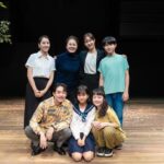 Im Soo-hyang Instagram - 초연 어제 막공을 올렸다 나의 첫 연극을 이렇게 좋은 작품 , 이렇게 좋은 제작진 ,그리고 이렇게 좋은 배우들과 함께 할 수 있었다니 … 난 정말 운이 좋은 배우 인 듯 싶다 나는 정말로 이 작품을 보면서 많이 울었다 모니터와 응원 겸 나 말고 다른 페어의 공연이나 리허설을 보고 있으면 정말 많은 생각이 들고 네 자매 그리고 가마쿠라 사람들이 살아가는 삶의 방식이 그렇게 따뜻하고 먹먹하더라 죽음을 겪은 남아있는 사람들의 이야기가 어쩌면 나의 이야기같고 내가 앞으로 어떻게 살아가야 할지 어떤 마음가짐으로 나아가야할지, 풀리지 않는 퍼즐의 한조각을 건네주는 기분이랄까 내가 받은 이 묘하고 뜻깊은 그렇지만 복잡하고 따뜻했던 이 기분을 잘 표현해서 관객들에게 드리고 싶었다. 잘 했는지는 모르겠지만..그래도 많은 분들이 잘 봐주신 것 같아 뿌듯한 마음이 든다 요시노를 연기할 수 있어서 너무 행복했다 정말 많은 분들이 공연을 보고 가주셨다 친한 지인들 부터 가족들 많은 관계자분들 많은 선배님들 후배님들까지 ..보러와주시는 것만으로도 감사한데 선물들에 좋은 이야기도 많이 해주시고 감사한마음이 많이든다 무엇보다 우리 팬들 진짜 고맙고 든든했다 사실 실제로 만날 기회가 배우들은 많지 않은데 연극하니까 팬들도 만나고 진짜 좋더라 매번 먼길 찾아와준 팬들 너무너무 고맙고 사랑한다 그리고 바닷마을다이어리 가마쿠라사람들과 함께 울고 웃어주신 우리 관객분들도 너무 감사하다 매번 커튼콜할 때 관객분들 얼굴이 비로소 보여 한분 한분 표정들을 봤었더랬다 그래도 다들 행복하고 뭉클해보이셔서 다행이라고 생각이 드는 동시에 거기서 오는 희열이 있더라 뭔가 서로 에너지를 주고 받고 교감 할 수 있었다고 해야하나?? 우리 공연의 마지막 조각은 관객이었던 것 같다 요시노의 말을 빌리자면 지금이 그런 느낌인건가 싶다 뜻하지 않게 조각하나 찾은 느낌..🤍