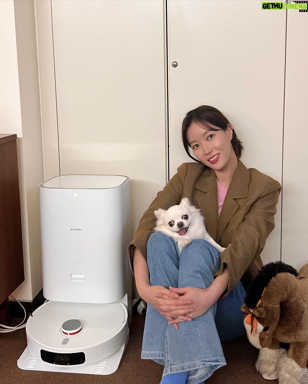 Im Soo-hyang Instagram - 레이저가 뿜뿜 나오는 무선 청소기도 귀찮아지는 요즘 .. 이사 한 후 아라리의 소중한 슬개골을 지키기 위해 넓디 넓게 깐 카페트의 먼지와 함께 톨톨톨톨 뭉실뭉실 굴러다니는 털들을 보며 하 ..😩 피곤해 죽겠는데 청소는 언제하지…저 바닥의 발바닥 자국들은 언제 닦지..하며 다시금 쇼파에 누워 한숨만 쉬고 있는 요즘이었다.🥲 ‘나 대신 청소해주는 AI 로보트가 있었으면 좋겠다’ 하고 있는데 샤오미브랜드에서 감사하게도 광고로 로봇청소기를 보내주셨다 ..흐흐흐 🤗 사실 저 쪼매난게 맨날 전선에 걸리고 어디에 걸려서 뭐 제대로 청소나 하겠어 하고 불신이 그득그득 로봇청소기는 됐어! 하고 절대 사지 않았는데 기왕에 주셨으니 테스트도 해야지 하고 사용해 보았는데 왜인걸!! 세상이 진짜 좋아지긴 했나보다😮 스스로 레이저를 뿜어대 3D로 맵을 그려 우리집 구조를 딱 파악하더니 먼지는 물론 물청소까지 하신다. 거기에다 카펫트가 있는 구역은 알아서 물청소모드에서 카펫용 청소모드로 바꾸는가 하면 내가 먼지통을 비우지 않아도 스스로 도크에 들어가서 비우고 오고 무엇보다 충격적인건…깨끗한 물만 도크에 넣어 놓으면 청소 중간중간이나 청소 후에 알아서 물걸레도 세탁하고 건조까지 시키니…!! 와 🤩 과학기술의 발전이 어디까지란 말인가 .. 이제 곧 날아다니는 자동차를 타고 다닐 수도 있겠다 싶었다 촬영이나 공연을 가거나 할 때 슥 어플로 켜 놓고 가니 집 안이 상쾌하니 기관지도 더 좋아진 것 같고 아라리도 처음에는 좀 경계하는가 싶더니 장난감쯤으로 생각하며 따라다니다가 지금은 의자 구석구석 자기네들 흔적을 치워주는 로봇이모님에게 감사함을 느끼며 흐뭇하게 바라보는 중이다 아무튼 #샤오미로봇청소기 대만족 🙃🙃 엄마가 탐낸다 ..조만간 부산집에 하나 장만해 드러야겠다 힛 #광고 #찐후기 #샤오미 #샤오미로봇청소기 #로봇청소기