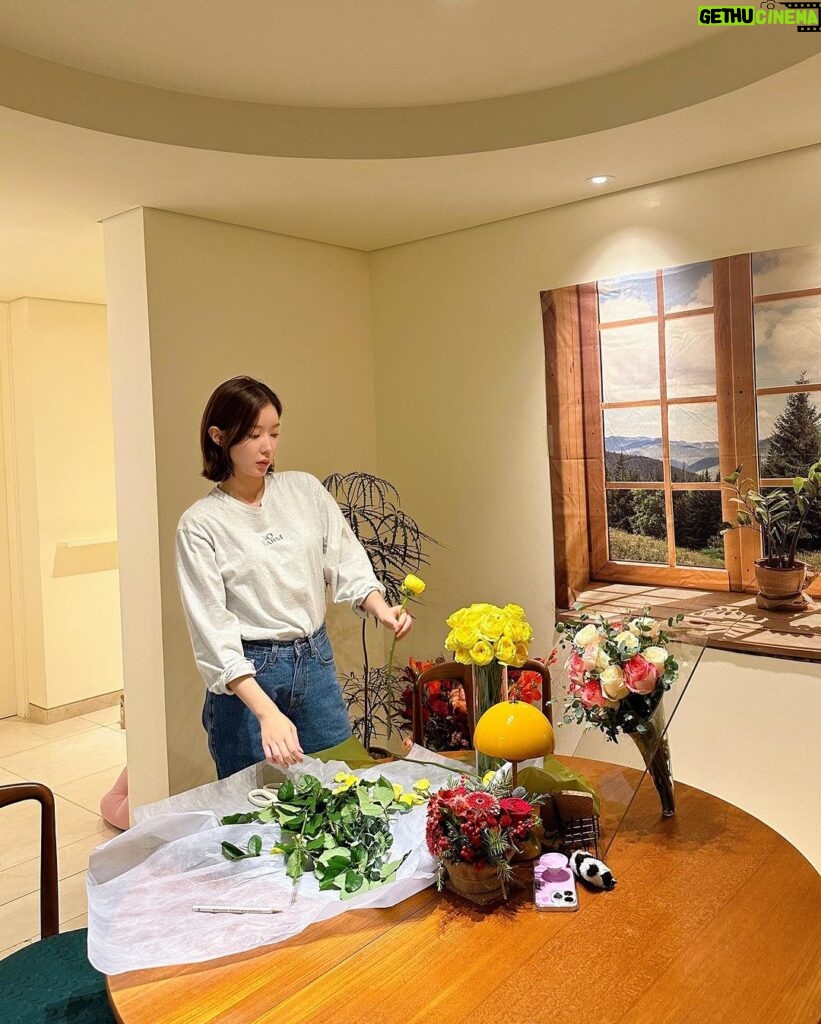 Im Soo-hyang Instagram - 공연하면서 보내주신 꽃 선물에 집안이 아주 화사해졌어요💗