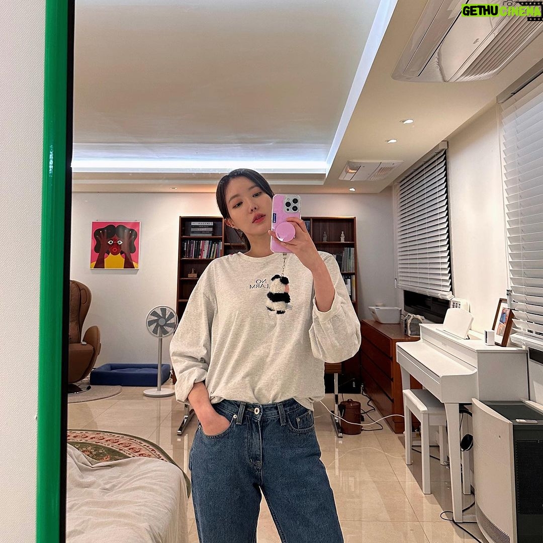 Im Soo-hyang Instagram - 고등학생 수향이는 첫기획사에서 신지오빠를 만나고 데뷔를 한 수향이는 신기생뎐에서 손자 현빈오빠를 만나서 아직도 술 한 잔 없이 새벽까지 수다 떨며 철 없는 애들처럼 잘 놀고있습니다 🐥 가끔 유행하는 것을 슬쩍 따라 해보는 척 재롱을 떨기도 하구요 😂 Feat. 뒤늦은 #스모크챌린지 같지않은 그렇지만 챌린지 같은 그런 요상한 춤을 추는 노래방동기와 뒷구르기해도 잘한다라고 해주는 착하신 많이 부은 사람