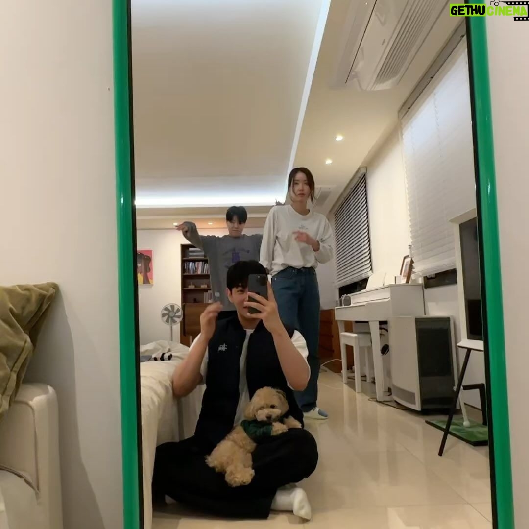Im Soo-hyang Instagram - 고등학생 수향이는 첫기획사에서 신지오빠를 만나고 데뷔를 한 수향이는 신기생뎐에서 손자 현빈오빠를 만나서 아직도 술 한 잔 없이 새벽까지 수다 떨며 철 없는 애들처럼 잘 놀고있습니다 🐥 가끔 유행하는 것을 슬쩍 따라 해보는 척 재롱을 떨기도 하구요 😂 Feat. 뒤늦은 #스모크챌린지 같지않은 그렇지만 챌린지 같은 그런 요상한 춤을 추는 노래방동기와 뒷구르기해도 잘한다라고 해주는 착하신 많이 부은 사람
