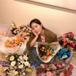 Im Soo-hyang Instagram – 첫 공연 무사히 끝냈어요 첫 공연이 2회 공연이라 더 떨리고 실수 투성이었지만 그래도 재밌고 감동적이라고 이야기해주시고 또 먼 길 보러 와주셔서 너무너무 고마워요 퇴근길한다고 좋아하며 기다려준 우리 팬들도 너무 고맙고 사랑해요 그리고 보내주신 선물들도 진짜 감사합니다 데뷔 후에 처음으로 관객들 앞에서 연기를 하는 거라 저 진짜 긴장했었잖아요 ㅎㅎ 제가 이 작품을 통해 받은 힐링과 감정이 관객들에게도 잘 전해졌기를 바래봅니다 자극적이지 않고 가슴 따뜻한 연극입니다 앞으로도 많은 기대와 관심 부탁드려요 그리고 공연 보시고 재미있으셨다면 주변에 많이 알려주세요 ㅎㅎ 리뷰는 사랑입니다🤍🤍🐥저는 아직도 너무 심장이 쿵쾅거려서 잠들 수 있을려나 모르겠네요 우리 내일 모레에도 극장에서 만나요 😊 잘자요
#연극바닷마을다이어리