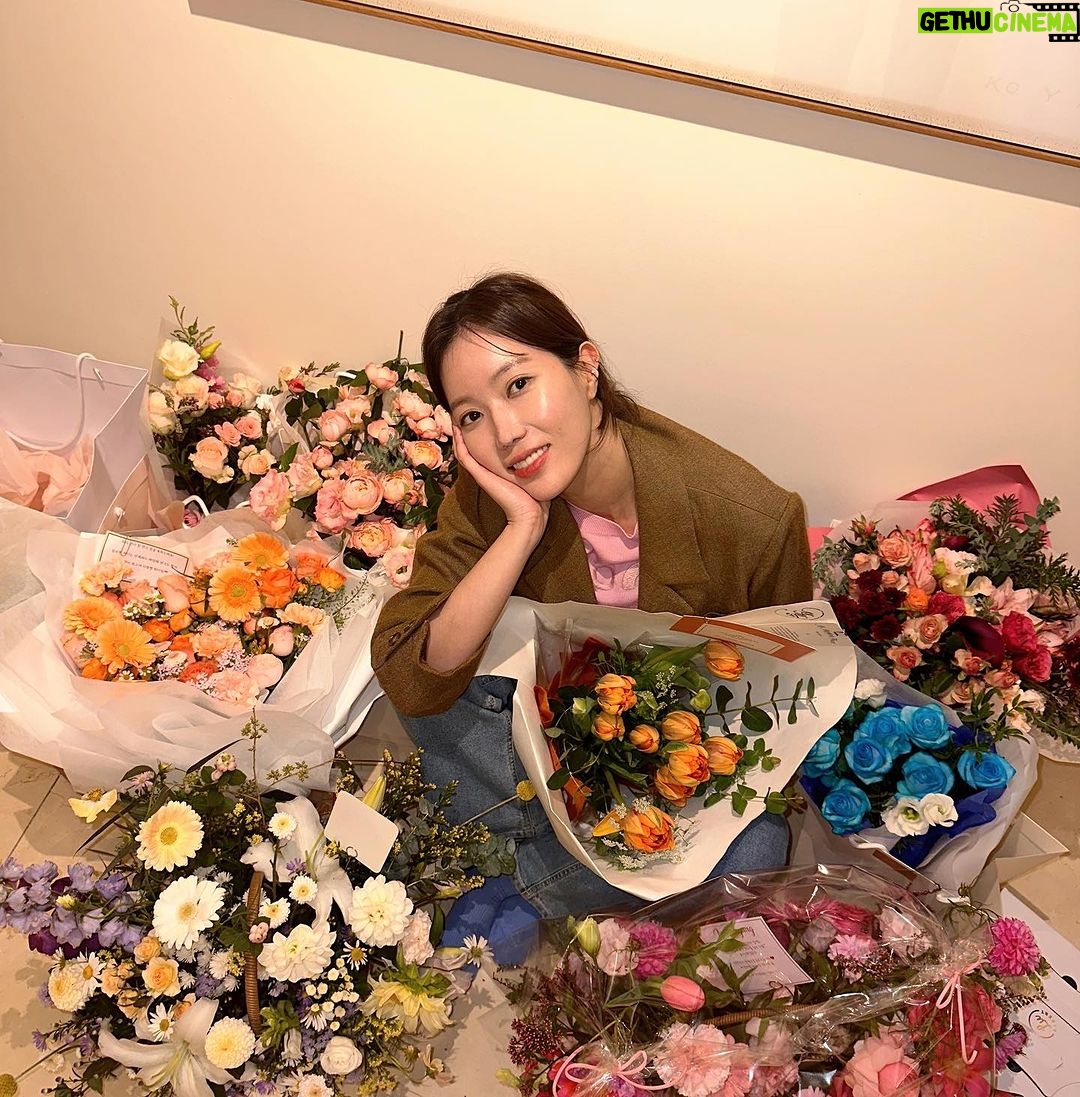 Im Soo-hyang Instagram - 첫 공연 무사히 끝냈어요 첫 공연이 2회 공연이라 더 떨리고 실수 투성이었지만 그래도 재밌고 감동적이라고 이야기해주시고 또 먼 길 보러 와주셔서 너무너무 고마워요 퇴근길한다고 좋아하며 기다려준 우리 팬들도 너무 고맙고 사랑해요 그리고 보내주신 선물들도 진짜 감사합니다 데뷔 후에 처음으로 관객들 앞에서 연기를 하는 거라 저 진짜 긴장했었잖아요 ㅎㅎ 제가 이 작품을 통해 받은 힐링과 감정이 관객들에게도 잘 전해졌기를 바래봅니다 자극적이지 않고 가슴 따뜻한 연극입니다 앞으로도 많은 기대와 관심 부탁드려요 그리고 공연 보시고 재미있으셨다면 주변에 많이 알려주세요 ㅎㅎ 리뷰는 사랑입니다🤍🤍🐥저는 아직도 너무 심장이 쿵쾅거려서 잠들 수 있을려나 모르겠네요 우리 내일 모레에도 극장에서 만나요 😊 잘자요 #연극바닷마을다이어리