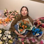 Im Soo-hyang Instagram – 첫 공연 무사히 끝냈어요 첫 공연이 2회 공연이라 더 떨리고 실수 투성이었지만 그래도 재밌고 감동적이라고 이야기해주시고 또 먼 길 보러 와주셔서 너무너무 고마워요 퇴근길한다고 좋아하며 기다려준 우리 팬들도 너무 고맙고 사랑해요 그리고 보내주신 선물들도 진짜 감사합니다 데뷔 후에 처음으로 관객들 앞에서 연기를 하는 거라 저 진짜 긴장했었잖아요 ㅎㅎ 제가 이 작품을 통해 받은 힐링과 감정이 관객들에게도 잘 전해졌기를 바래봅니다 자극적이지 않고 가슴 따뜻한 연극입니다 앞으로도 많은 기대와 관심 부탁드려요 그리고 공연 보시고 재미있으셨다면 주변에 많이 알려주세요 ㅎㅎ 리뷰는 사랑입니다🤍🤍🐥저는 아직도 너무 심장이 쿵쾅거려서 잠들 수 있을려나 모르겠네요 우리 내일 모레에도 극장에서 만나요 😊 잘자요
#연극바닷마을다이어리