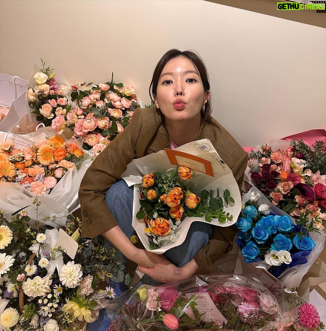 Im Soo-hyang Instagram - 첫 공연 무사히 끝냈어요 첫 공연이 2회 공연이라 더 떨리고 실수 투성이었지만 그래도 재밌고 감동적이라고 이야기해주시고 또 먼 길 보러 와주셔서 너무너무 고마워요 퇴근길한다고 좋아하며 기다려준 우리 팬들도 너무 고맙고 사랑해요 그리고 보내주신 선물들도 진짜 감사합니다 데뷔 후에 처음으로 관객들 앞에서 연기를 하는 거라 저 진짜 긴장했었잖아요 ㅎㅎ 제가 이 작품을 통해 받은 힐링과 감정이 관객들에게도 잘 전해졌기를 바래봅니다 자극적이지 않고 가슴 따뜻한 연극입니다 앞으로도 많은 기대와 관심 부탁드려요 그리고 공연 보시고 재미있으셨다면 주변에 많이 알려주세요 ㅎㅎ 리뷰는 사랑입니다🤍🤍🐥저는 아직도 너무 심장이 쿵쾅거려서 잠들 수 있을려나 모르겠네요 우리 내일 모레에도 극장에서 만나요 😊 잘자요 #연극바닷마을다이어리