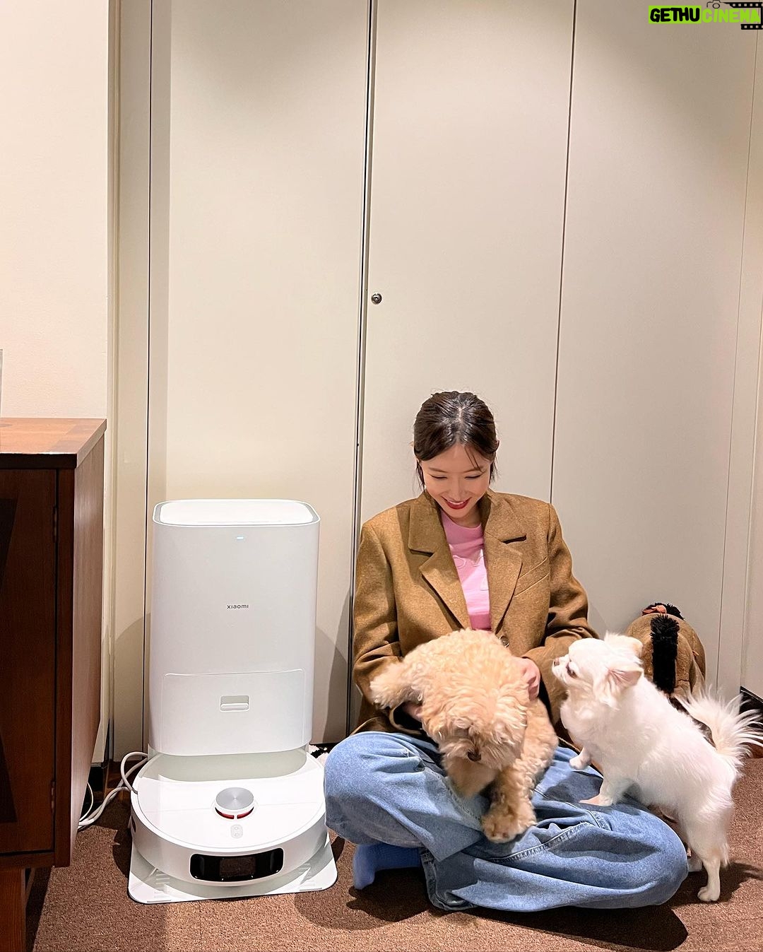 Im Soo-hyang Instagram - 레이저가 뿜뿜 나오는 무선 청소기도 귀찮아지는 요즘 .. 이사 한 후 아라리의 소중한 슬개골을 지키기 위해 넓디 넓게 깐 카페트의 먼지와 함께 톨톨톨톨 뭉실뭉실 굴러다니는 털들을 보며 하 ..😩 피곤해 죽겠는데 청소는 언제하지…저 바닥의 발바닥 자국들은 언제 닦지..하며 다시금 쇼파에 누워 한숨만 쉬고 있는 요즘이었다.🥲 ‘나 대신 청소해주는 AI 로보트가 있었으면 좋겠다’ 하고 있는데 샤오미브랜드에서 감사하게도 광고로 로봇청소기를 보내주셨다 ..흐흐흐 🤗 사실 저 쪼매난게 맨날 전선에 걸리고 어디에 걸려서 뭐 제대로 청소나 하겠어 하고 불신이 그득그득 로봇청소기는 됐어! 하고 절대 사지 않았는데 기왕에 주셨으니 테스트도 해야지 하고 사용해 보았는데 왜인걸!! 세상이 진짜 좋아지긴 했나보다😮 스스로 레이저를 뿜어대 3D로 맵을 그려 우리집 구조를 딱 파악하더니 먼지는 물론 물청소까지 하신다. 거기에다 카펫트가 있는 구역은 알아서 물청소모드에서 카펫용 청소모드로 바꾸는가 하면 내가 먼지통을 비우지 않아도 스스로 도크에 들어가서 비우고 오고 무엇보다 충격적인건…깨끗한 물만 도크에 넣어 놓으면 청소 중간중간이나 청소 후에 알아서 물걸레도 세탁하고 건조까지 시키니…!! 와 🤩 과학기술의 발전이 어디까지란 말인가 .. 이제 곧 날아다니는 자동차를 타고 다닐 수도 있겠다 싶었다 촬영이나 공연을 가거나 할 때 슥 어플로 켜 놓고 가니 집 안이 상쾌하니 기관지도 더 좋아진 것 같고 아라리도 처음에는 좀 경계하는가 싶더니 장난감쯤으로 생각하며 따라다니다가 지금은 의자 구석구석 자기네들 흔적을 치워주는 로봇이모님에게 감사함을 느끼며 흐뭇하게 바라보는 중이다 아무튼 #샤오미로봇청소기 대만족 🙃🙃 엄마가 탐낸다 ..조만간 부산집에 하나 장만해 드러야겠다 힛 #광고 #찐후기 #샤오미 #샤오미로봇청소기 #로봇청소기