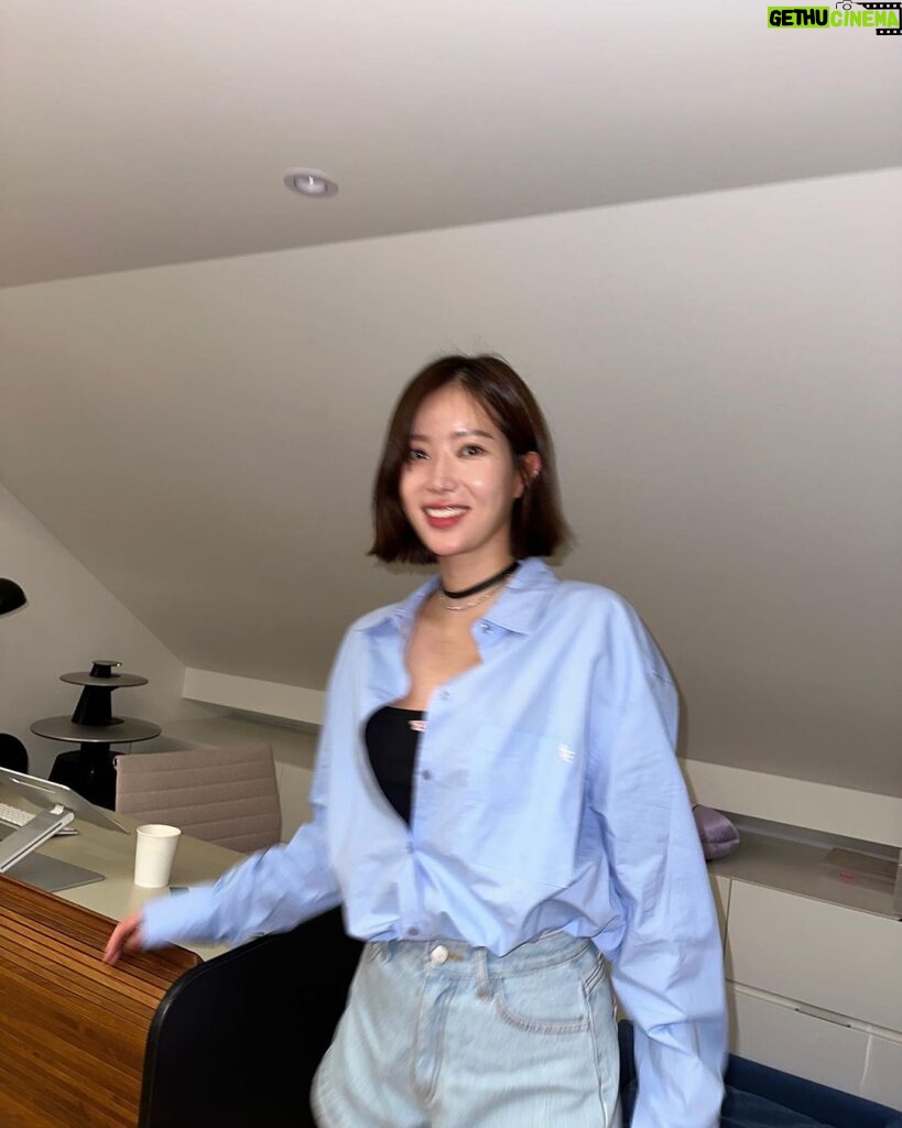Im Soo-hyang Instagram - 출근😎 어김없는 최애 하늘색셔츠