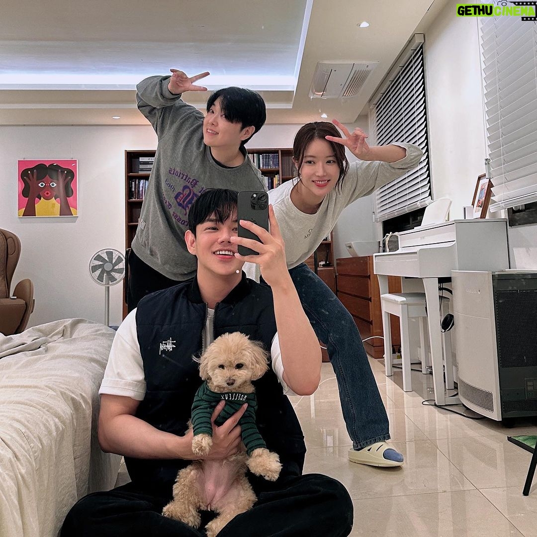 Im Soo-hyang Instagram - 고등학생 수향이는 첫기획사에서 신지오빠를 만나고 데뷔를 한 수향이는 신기생뎐에서 손자 현빈오빠를 만나서 아직도 술 한 잔 없이 새벽까지 수다 떨며 철 없는 애들처럼 잘 놀고있습니다 🐥 가끔 유행하는 것을 슬쩍 따라 해보는 척 재롱을 떨기도 하구요 😂 Feat. 뒤늦은 #스모크챌린지 같지않은 그렇지만 챌린지 같은 그런 요상한 춤을 추는 노래방동기와 뒷구르기해도 잘한다라고 해주는 착하신 많이 부은 사람