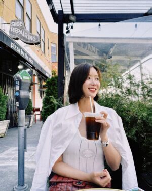 Im Soo-hyang Instagram - 사실 나는 걱정봇이라 걱정걱정걱정 하면서 살았는데 근심걱정은 좀 뒤로하고 다른 환경에서 새로운 사람들도 만나고 오랜만에 만난 사람들 사랑하는 사람들과 잘 먹고 잘 쉬고 건강하게 지내고 있어 🙂 아 맞다 세돌이도 
그러니까 다들 행복해야해💛