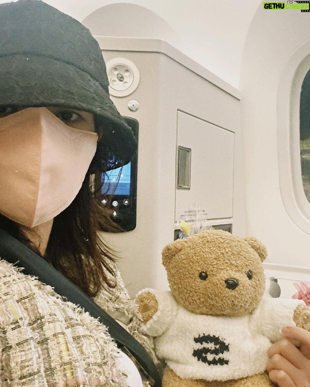 Im Soo-hyang Instagram - 일본에서 사촌오빠를 만났더랬다 엄마가 어렸을 적 내 인생의 동반자 팬더인형 세톨이🐻❄️를 몇년전에 버렸다고 사촌오빠에게 하소연했더니 생일선물로 세돌이를 사줬다 그렇게 세돌이와 함께하는 여행이 시작되었다 🐻😬