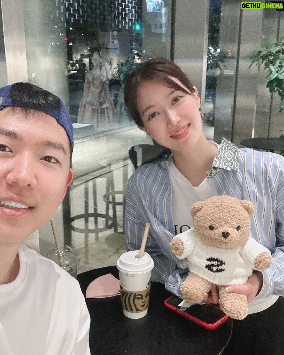 Im Soo-hyang Instagram - 일본에서 사촌오빠를 만났더랬다 엄마가 어렸을 적 내 인생의 동반자 팬더인형 세톨이🐻❄️를 몇년전에 버렸다고 사촌오빠에게 하소연했더니 생일선물로 세돌이를 사줬다 그렇게 세돌이와 함께하는 여행이 시작되었다 🐻😬