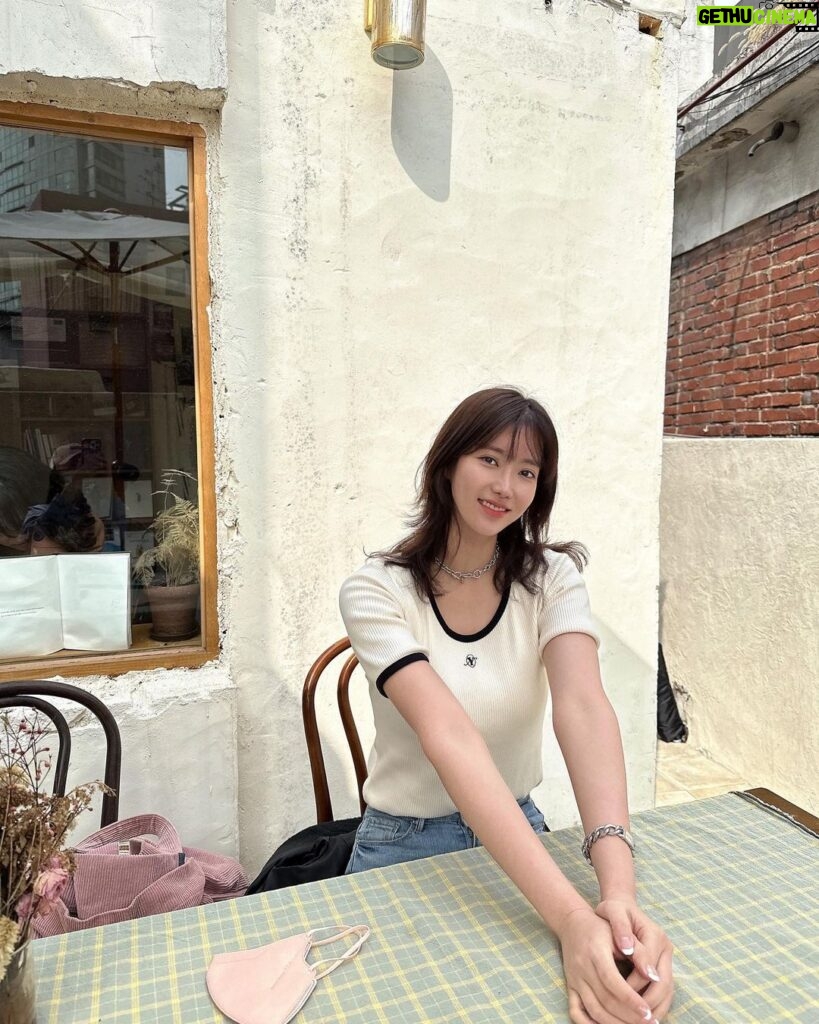 Im Soo-hyang Instagram - 우연이네 @veranda_seoul 너무좋다 cafe 베란다