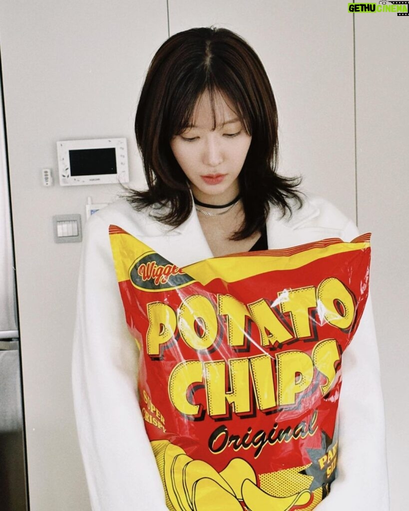 Im Soo-hyang Instagram - 오잉 세상에서 제일 이쁜 감자칩이 집으로 배송되었다 @wigglewiggle.official