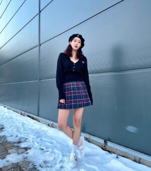 Im Soo-hyang Instagram - 맙소사 로저비비에 골프화라니….🫢

#광고 #로저비비에 #RogerVivier #GherardoFelloni @rogervivier