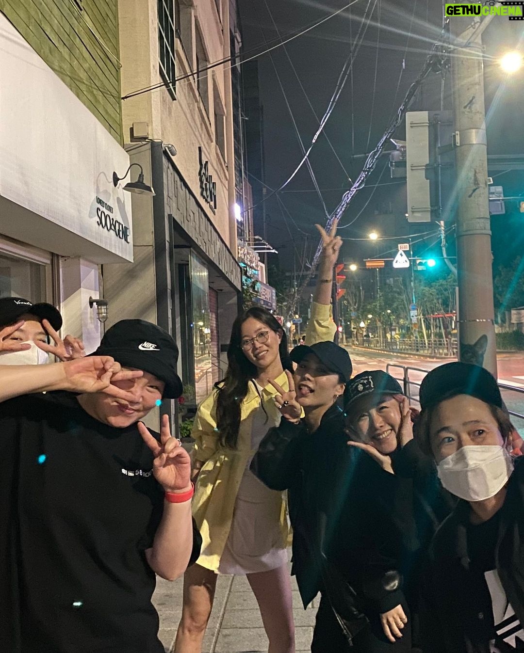 Im Soo-hyang Instagram - 위치스언니들과 데이트💛 낮에는 별이언니가 하는 #친정엄마 뮤지컬 보고왔어요 눈물콧물 다 빼다가 엄마에게 잘해야겠다는 마음이 새삼 더 들었네요 엄마모시고 한번 더 가야겠어요 저녁에는 나옥희님이 하시는 ㅎㅎ 극단58번국도 창단공연 #접수 를 보고왔어요 소극장 이인극인데 두 배우분의 연기력과 나옥희님의 연출력까지 더해져 시간이 이렇게 빨리 지나가나 싶을정도로 집중해서 재밌게 봤습니다 진짜 강추 👍 진짜 언니들 만나서 너무 행복했던 하루 위치스포레버 💛💛💛 농구하고싶다…