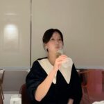 Im Soo-hyang Instagram - 최선을 다해서 잘 쉬기 모드🫠 새로 온 마사지체어친구 덕에 극락체험 제일 좋아하는 캔들과 무늬만 책 다시는 마시지 말아야지 하는 술 드디어 엄마를 찾은 내새끼 오늘은 꼭두의계절하는 날