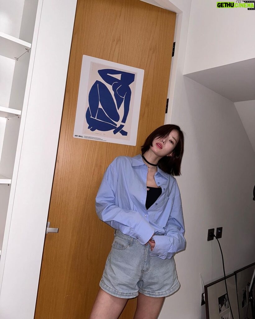 Im Soo-hyang Instagram - 출근😎 어김없는 최애 하늘색셔츠