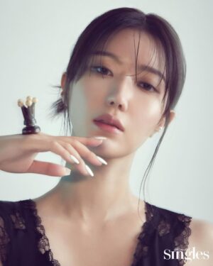 Im Soo-hyang Instagram - D-day
드디어 오늘🥸

#꼭두의계절 

메이크업 @hello_hyesun 
헤어 @suhwa22 
스타일링 @joohee_nam 
포토 @zooyonggyun 
@singlesmagazine 
@fn_ent_.
