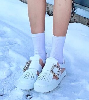 Im Soo-hyang Instagram - 맙소사 로저비비에 골프화라니….🫢

#광고 #로저비비에 #RogerVivier #GherardoFelloni @rogervivier