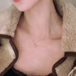 Im Soo-hyang Instagram - I'm looking forward to our next year🤍 @diame_official #크리스마스선물 #다이아몬드목걸이 🎄🧑🏻‍🎄🎁 #AD