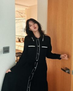 Im Soo-hyang Instagram - 나 아까 MZ 사진 올렸다가 팔로워 떨어졌잖아^______^ 돌아와 얘두라…🫠