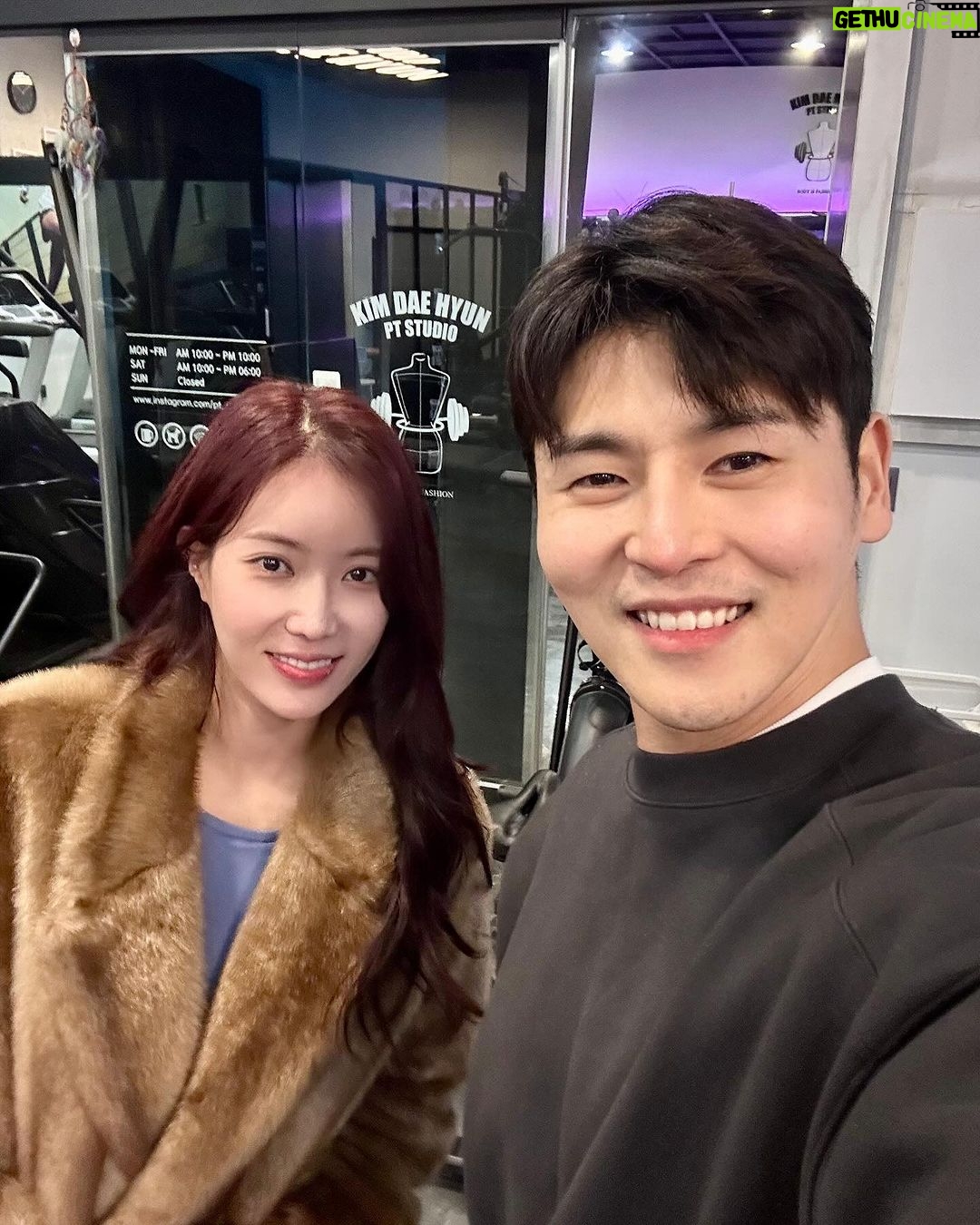 Im Soo-hyang Instagram - 좀 많이 티격태격하고 좀 많이 놀리지만 좀 많이 사랑스럽고 실력좋은 5년째 fn엔터 공식 트레이너 김대현아저씨와 오늘도 열운 완료😊 @xx._.dh