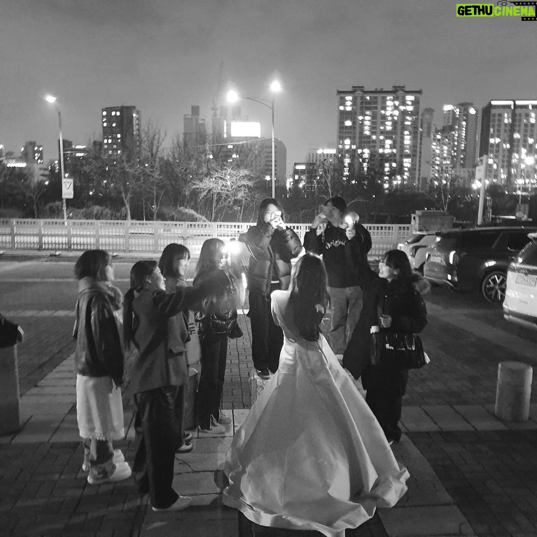 Im Soo-hyang Instagram - 찍히는 이보다 찍는 이들이 더 귀어워💕
