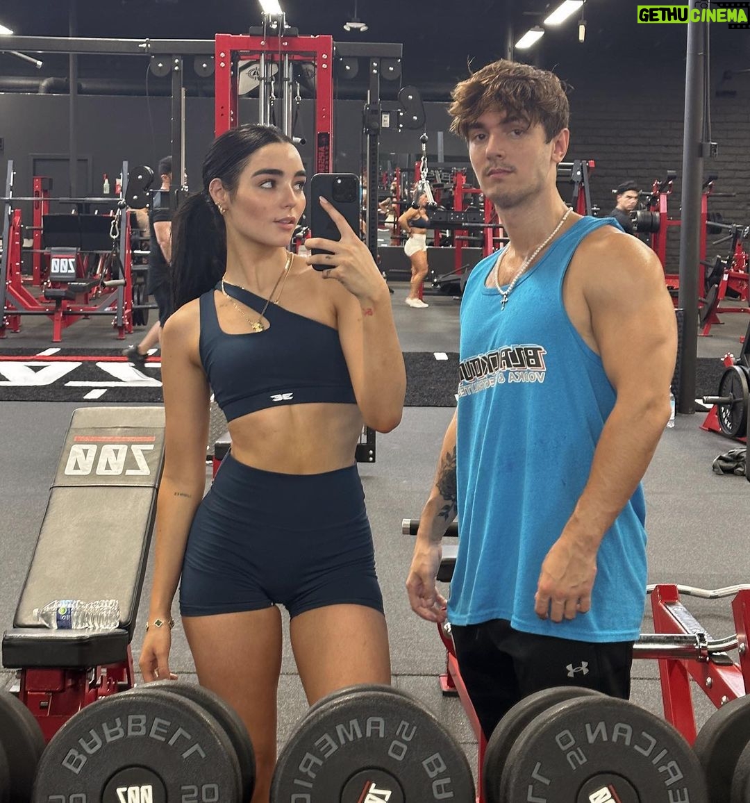 Indiana Massara - 149.1K Likes - Who do you think can bench more? 🦾