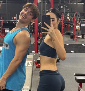 Indiana Massara Instagram - Who do you think can bench more? 🦾 Los Angeles, California