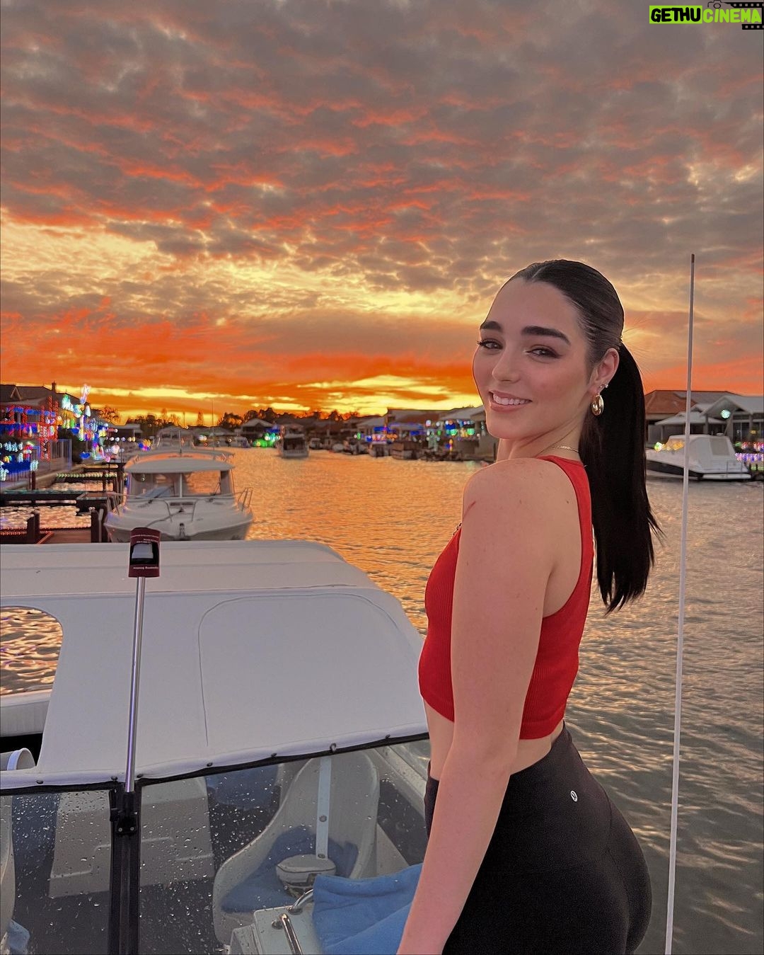 Indiana Massara - 68.2K Likes - Happy Holidays ❤️🔥