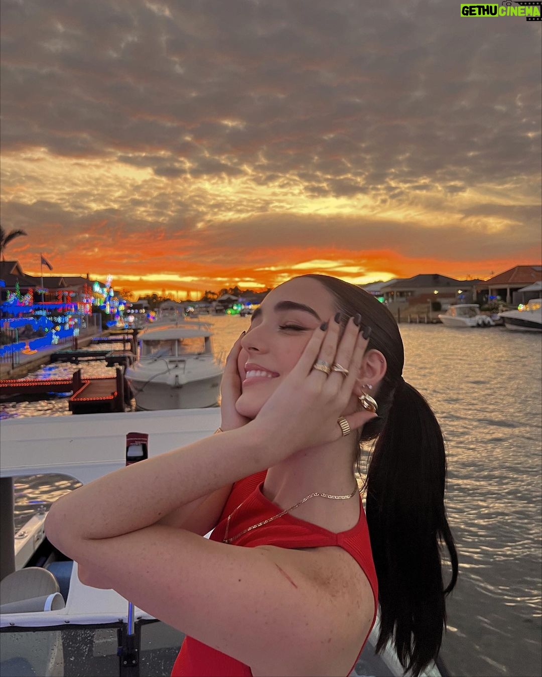 Indiana Massara - 68.2K Likes - Happy Holidays ❤️🔥