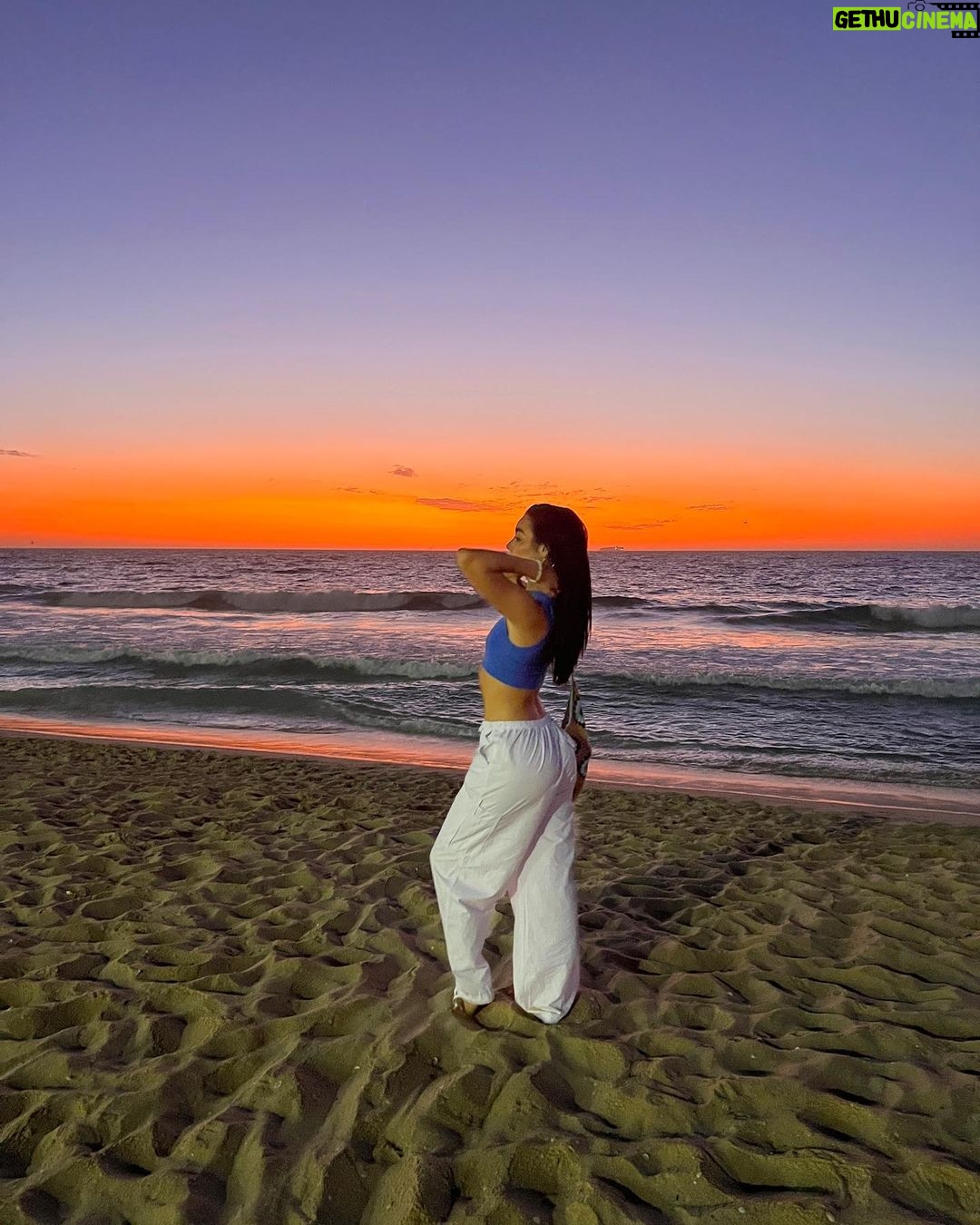 Indiana Massara Instagram - Something in the orange… Fit: @citybeachaustralia 💙 Scarborough, Western Australia