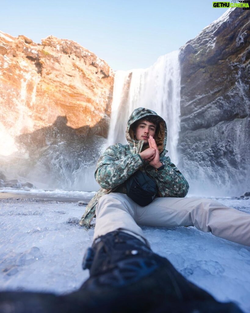Ines Benazzouz Instagram - 🧊Un Arc « glacier » s’annonce 🧊 📸 @flashboy.mp4 🖥️ @lucaswelment #Island 🇮🇸