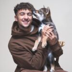 Ines Benazzouz Instagram - Bienvenu mon pote 🐕🤍 The Ace. 🐕 @lovetheace 📸 @alexipav 👕 @___rrxii