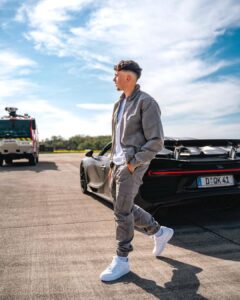 Ines Benazzouz Instagram - Ça pète 🛸 Merci infiniment à mon gars @gmk001 ! 🙏💙 📸 @jason.schieste 🥼 @dadainkk7 (Styliste)