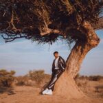 Ines Benazzouz Instagram - « Dans la savane j’marche entre les hyènes qui me regardent de travers » 🦁 📸 @auroretp