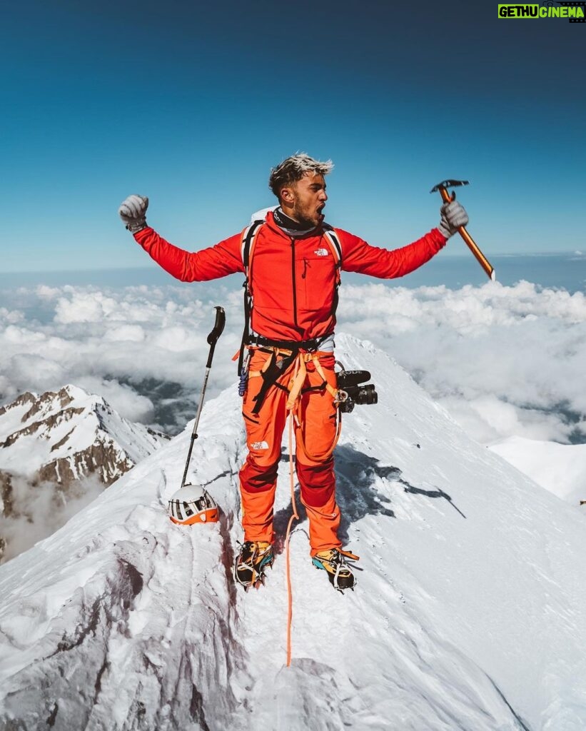 Ines Benazzouz Instagram - Mont-Blanc 4808m 🔹✅ Cervin 4478m 🔹✅ Road to Everest…🌀 Merci pour votre soutien, vos beaux messages qui me font chaud au cœur. L’objectif est en face de nous, la route est longue, pleine de ronces et de bosses. Mais maintenant il suffit d'avancer tout droit sans s’arrêter ⛏🏔🦾 📸/🧗‍♂ @mathis_dumas 📸/📽 @antoine.mesnage Mont Blanc, France
