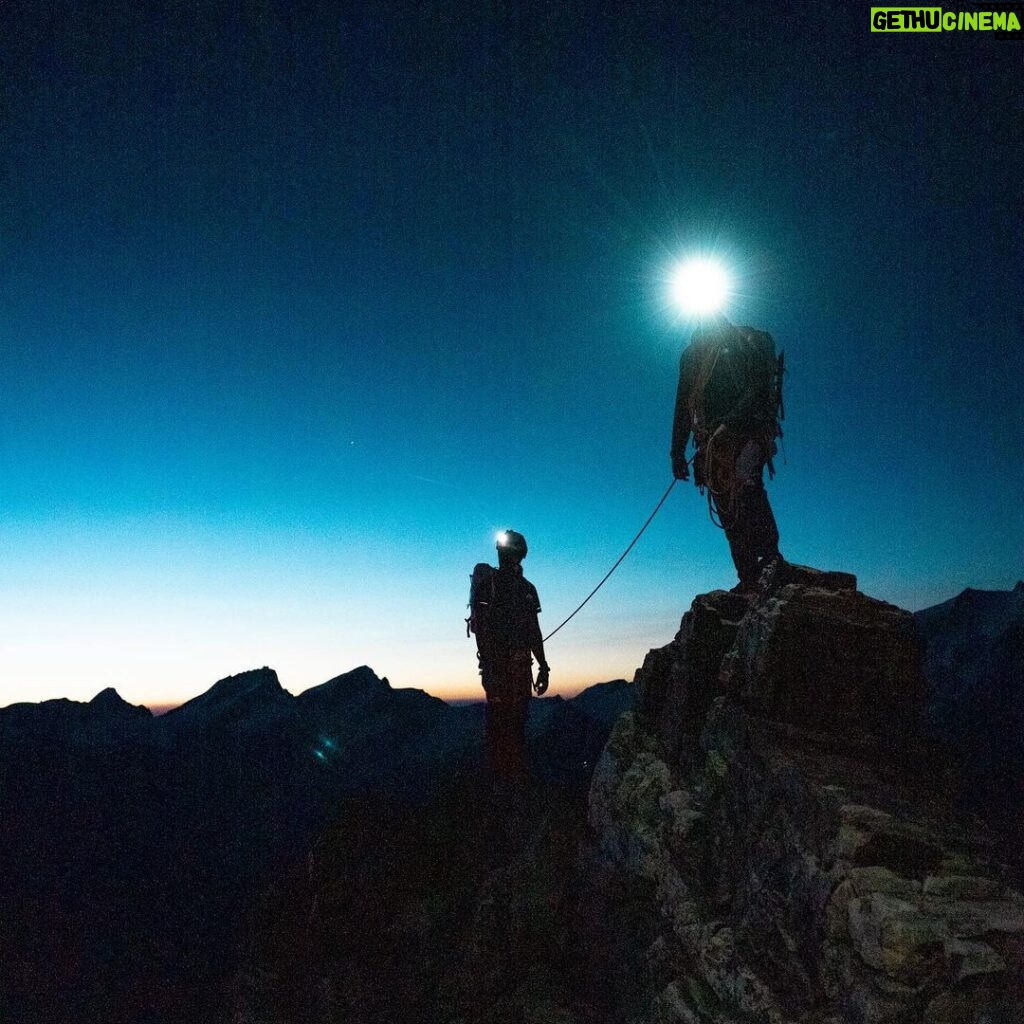 Ines Benazzouz Instagram - Mont-Blanc 4808m 🔹✅ Cervin 4478m 🔹✅ Road to Everest…🌀 Merci pour votre soutien, vos beaux messages qui me font chaud au cœur. L’objectif est en face de nous, la route est longue, pleine de ronces et de bosses. Mais maintenant il suffit d'avancer tout droit sans s’arrêter ⛏🏔🦾 📸/🧗‍♂ @mathis_dumas 📸/📽 @antoine.mesnage Mont Blanc, France