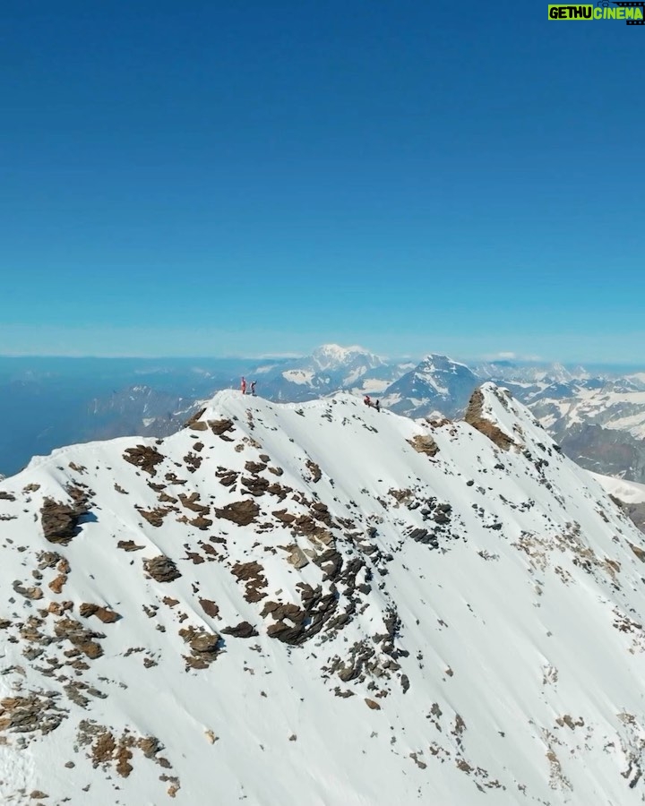 Ines Benazzouz Instagram - Mont-Blanc 4808m 🔹✅ Cervin 4478m 🔹✅ Road to Everest…🌀 Merci pour votre soutien, vos beaux messages qui me font chaud au cœur. L’objectif est en face de nous, la route est longue, pleine de ronces et de bosses. Mais maintenant il suffit d'avancer tout droit sans s’arrêter ⛏️🏔️🦾 📸/🧗‍♂️ @mathis_dumas 📸/📽️ @antoine.mesnage Mont Blanc, France