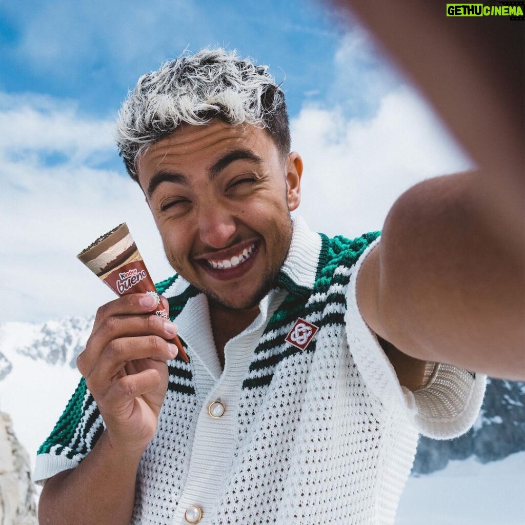 Ines Benazzouz Instagram - Nous on passe l’été à la montagne 🏔Ça grail d’la glace dans la glace, on contourne le système 🥶🍦 Héee merceee @kinderbuenofr ! 📸 @mathis_dumas Collaboration commerciale Photographie retouché