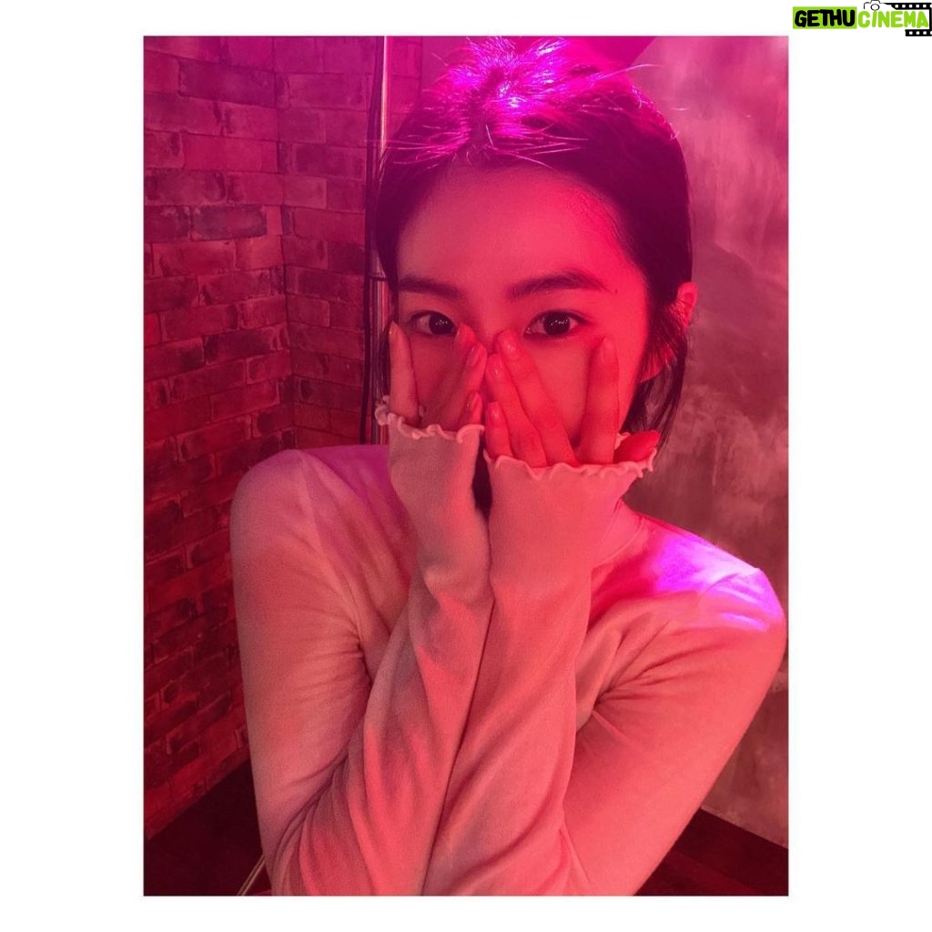 Irene Instagram - 🎶👻🖤