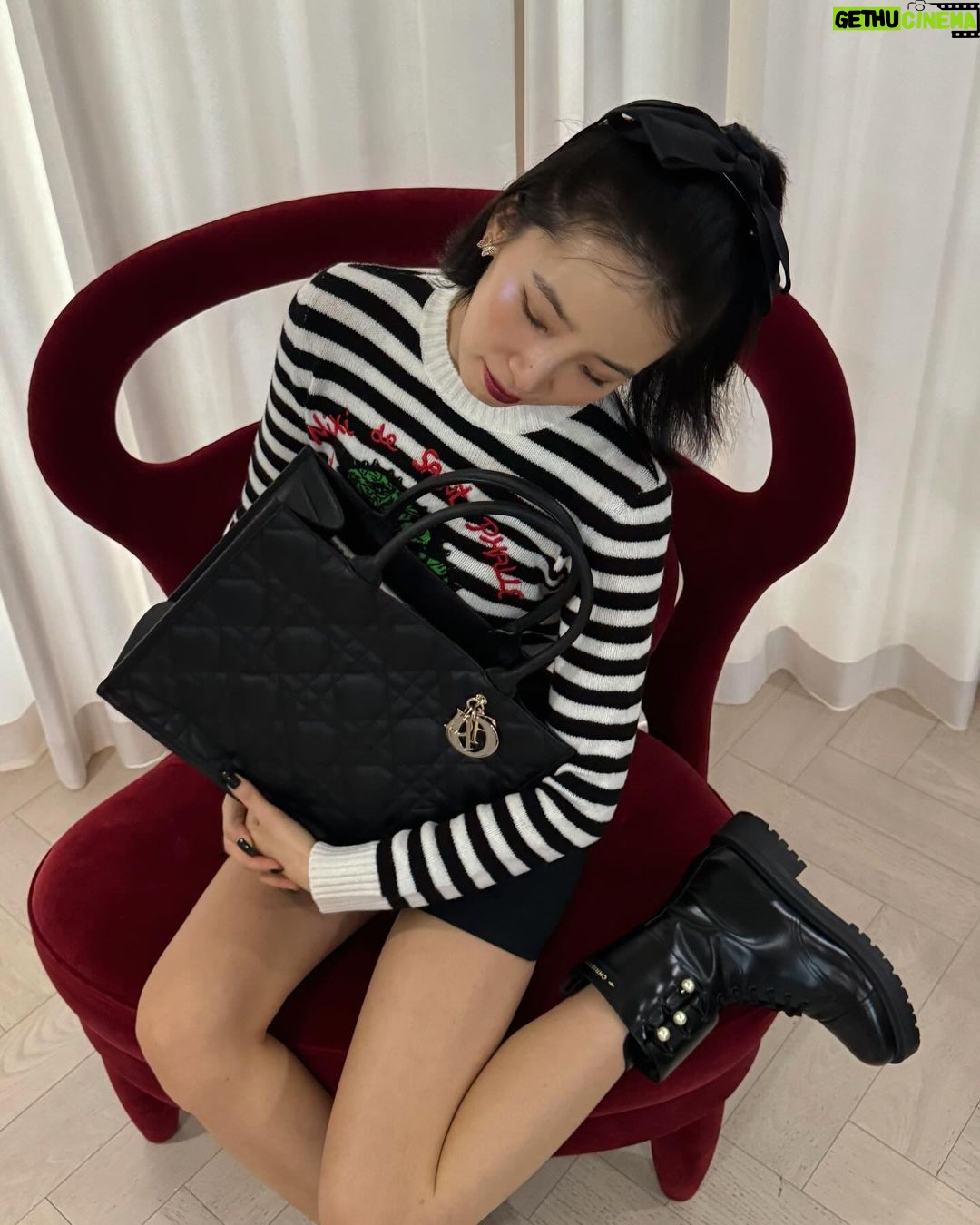 Irene Kim Instagram - @Dior adore 🖤 #ê´‘ê³ #DiorBookTote #DiorCruise