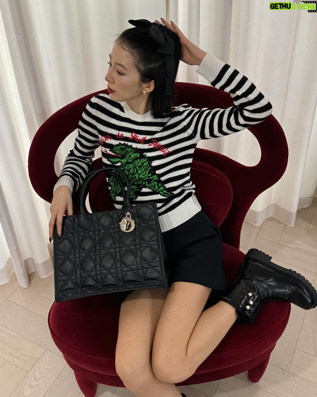 Irene Kim Instagram - @Dior adore 🖤 #광고 #DiorBookTote #DiorCruise